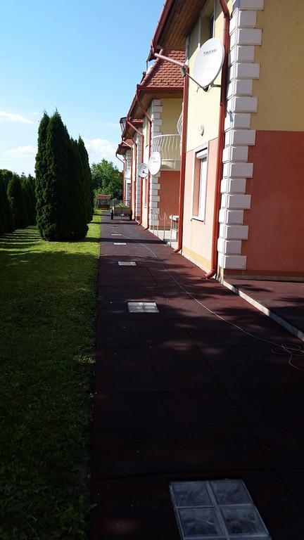 Boglárka Apartman Hajdúszoboszló Exterior foto